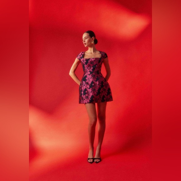 Elliatt Dresses & Skirts - Elliatt Holly Short Sleeve Mini Dress in Pink & Black Floral Size S NWT